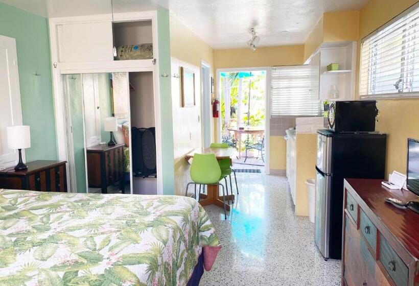 Отель Alexander Palms Court   No Hidden Resort Fees!