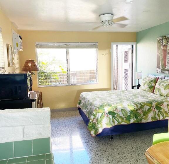 Отель Alexander Palms Court   No Hidden Resort Fees!