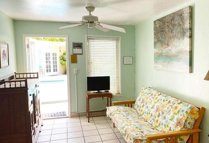 Отель Alexander Palms Court   No Hidden Resort Fees!