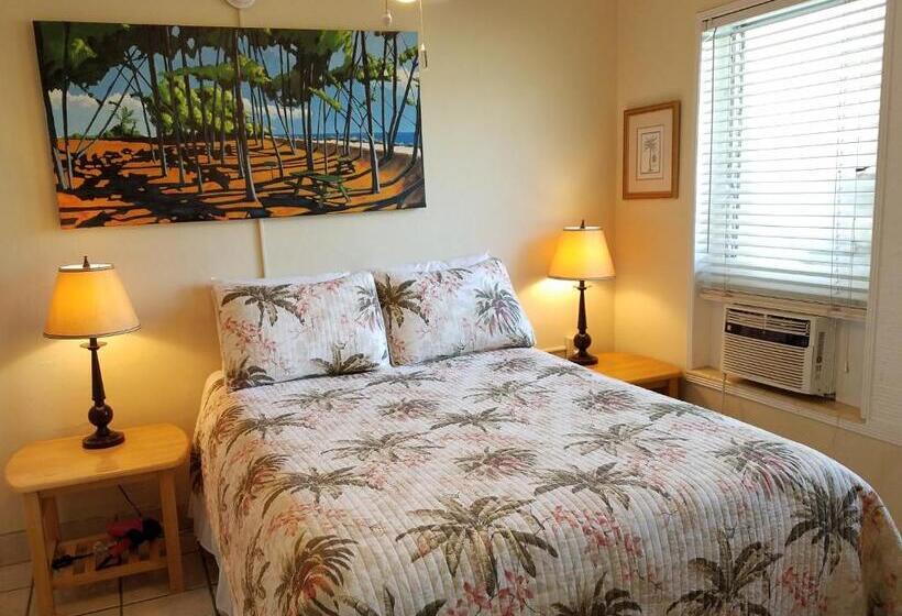 Отель Alexander Palms Court   No Hidden Resort Fees!