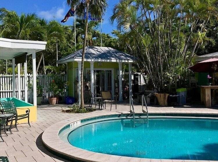 Отель Alexander Palms Court   No Hidden Resort Fees!