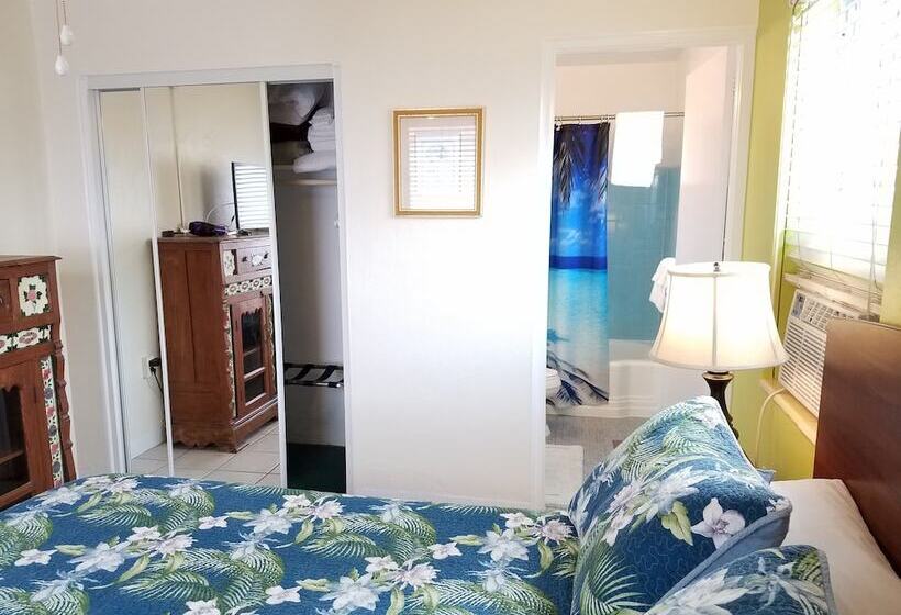 Отель Alexander Palms Court   No Hidden Resort Fees!