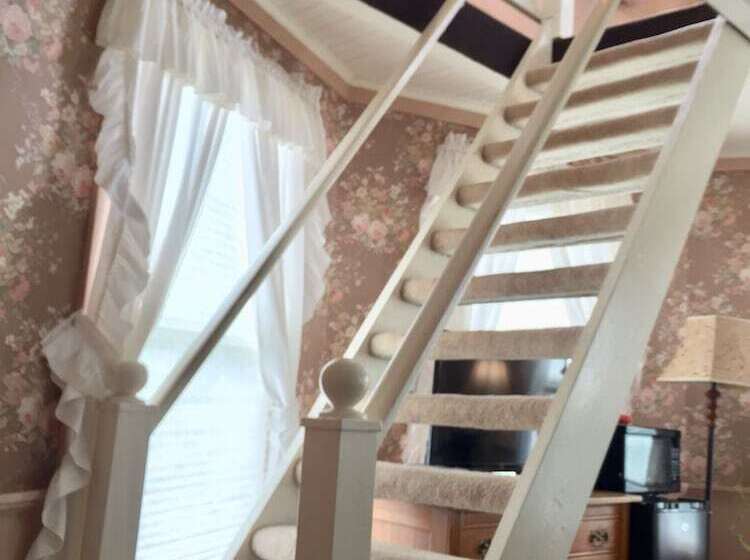 فندق Alexander S Lodge