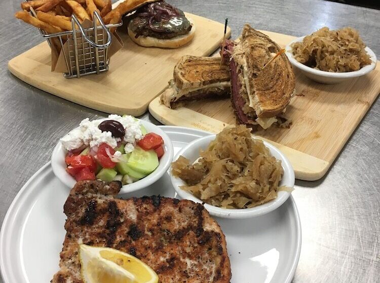 فندق Ambassador Inn