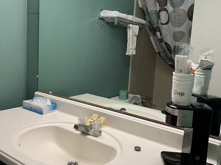 فندق Ambassador Inn