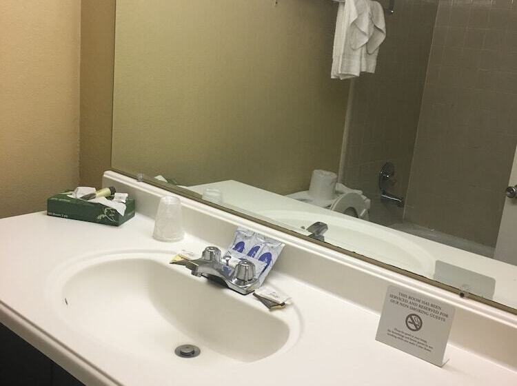 فندق Ambassador Inn