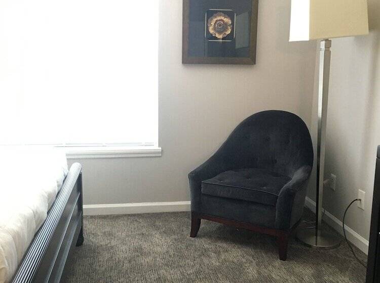 فندق Ambassador Inn