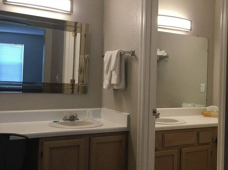 فندق Ambassador Inn