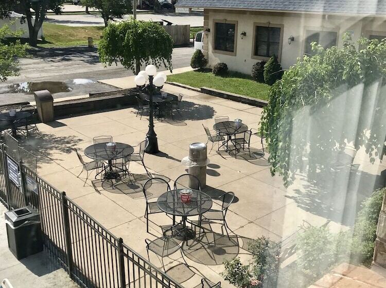 בית מלון כפרי American Inn North Kansas City