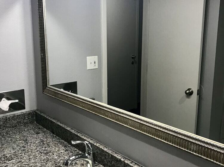 בית מלון כפרי American Inn North Kansas City