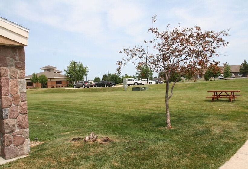 فندق Americinn By Wyndham Elkhorn Near Lake Geneva