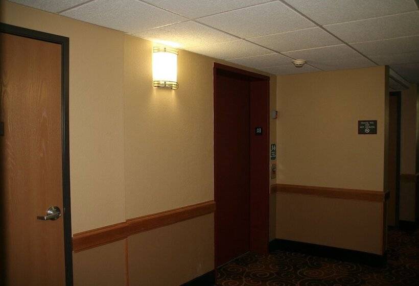 فندق Americinn By Wyndham Elkhorn Near Lake Geneva