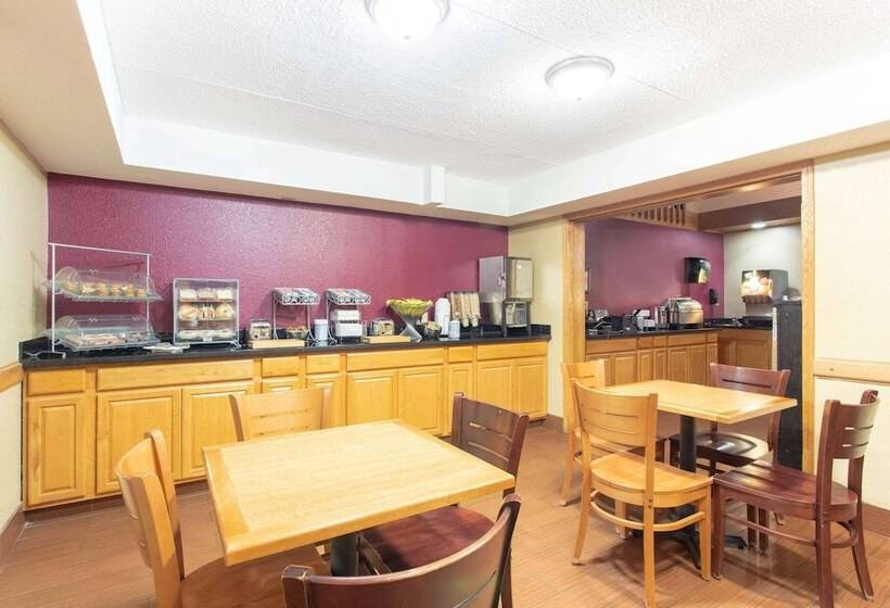 فندق Americinn By Wyndham Elkhorn Near Lake Geneva