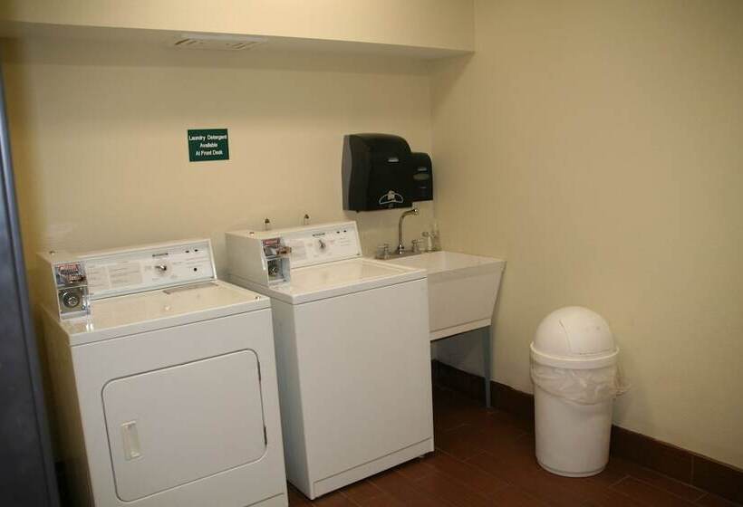 فندق Americinn By Wyndham Elkhorn Near Lake Geneva