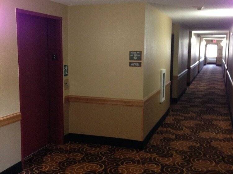 فندق Americinn By Wyndham Elkhorn Near Lake Geneva