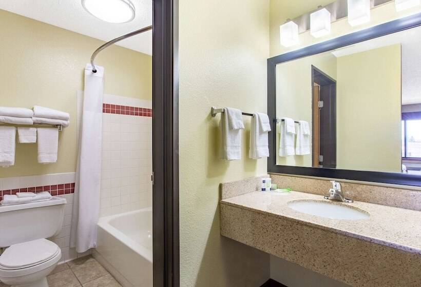 فندق Americinn By Wyndham Elkhorn Near Lake Geneva