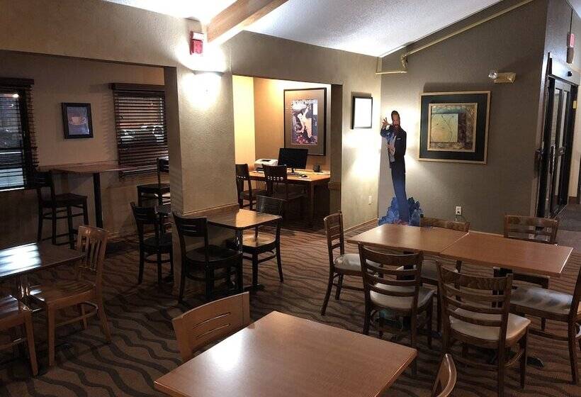 בית מלון כפרי Americinn By Wyndham Fargo West Acres