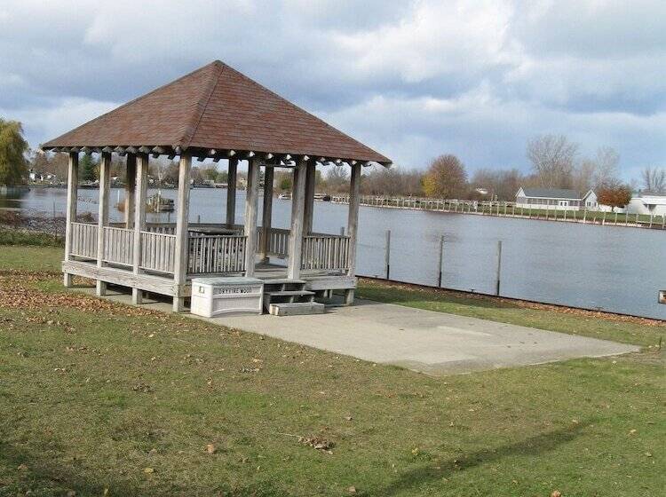 ホテル Americinn By Wyndham Oscoda Near Ausable River