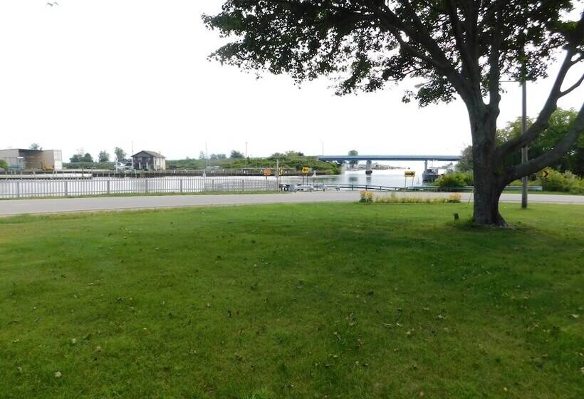 ホテル Americinn By Wyndham Oscoda Near Ausable River