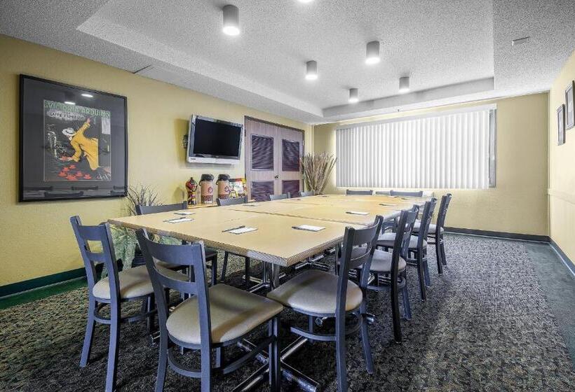 בית מלון כפרי Americinn By Wyndham Sioux Falls