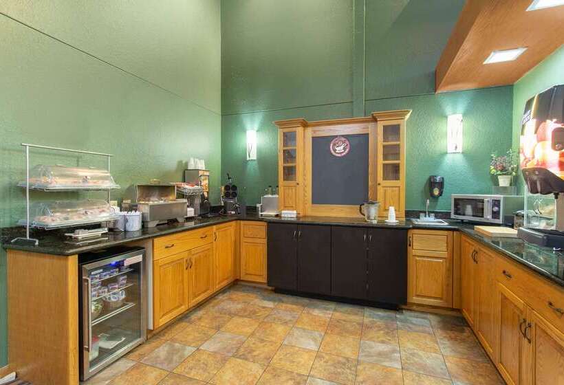 فندق Americinn By Wyndham West Bend