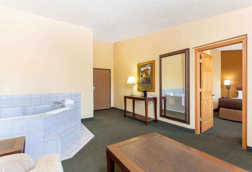 فندق Americinn By Wyndham West Bend