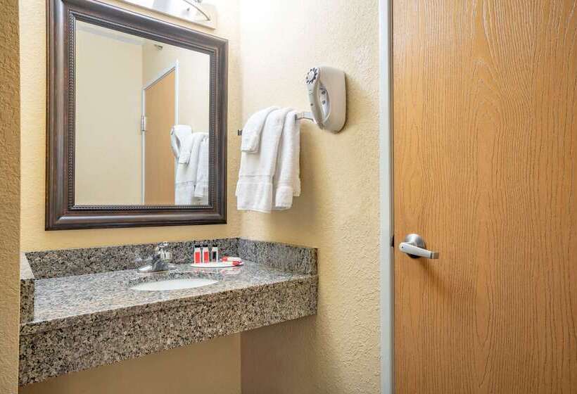 فندق Baymont By Wyndham Lakeville