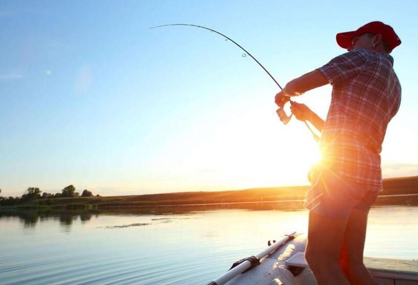 فندق Anchorage Inn Lakeport