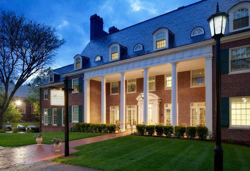 فندق Andover Inn