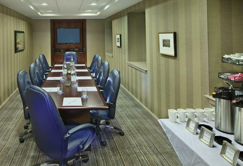 فندق Andover Inn