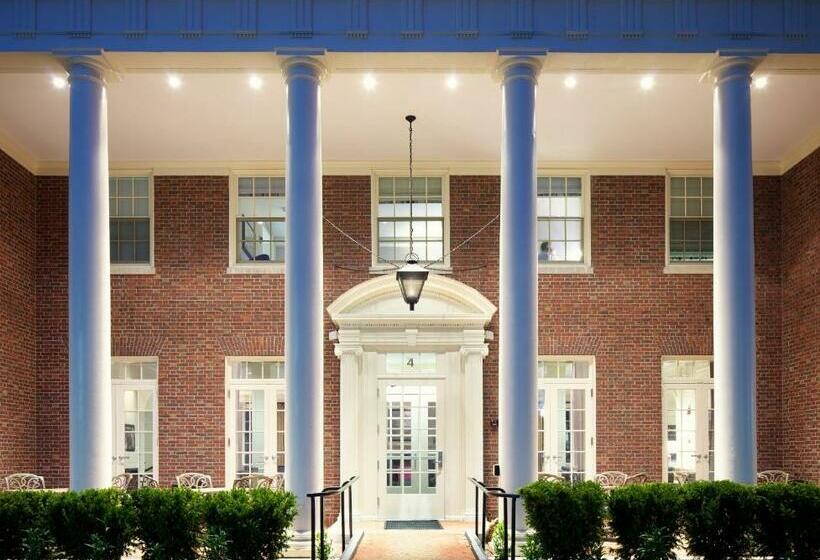 فندق Andover Inn