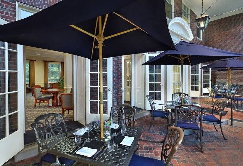 فندق Andover Inn