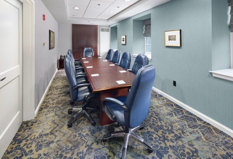 فندق Andover Inn