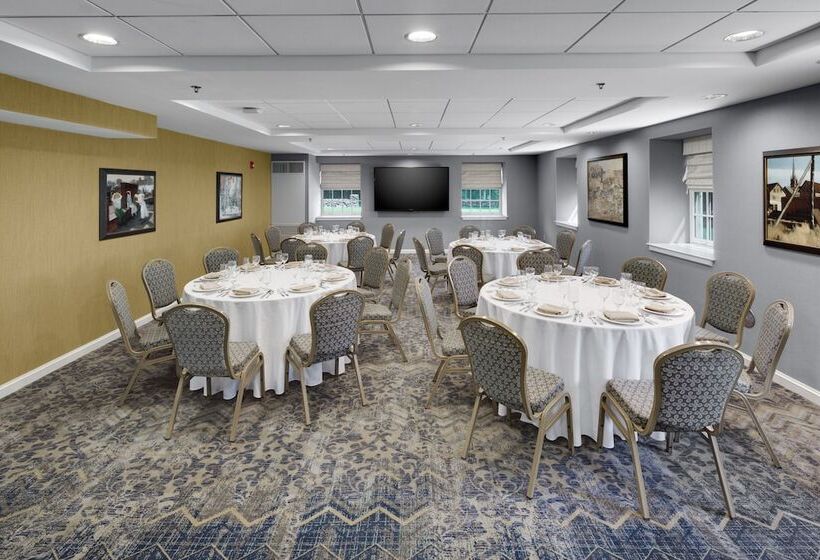 فندق Andover Inn