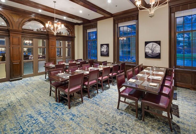 فندق Andover Inn