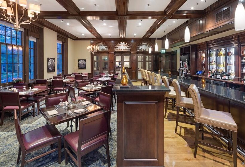 فندق Andover Inn