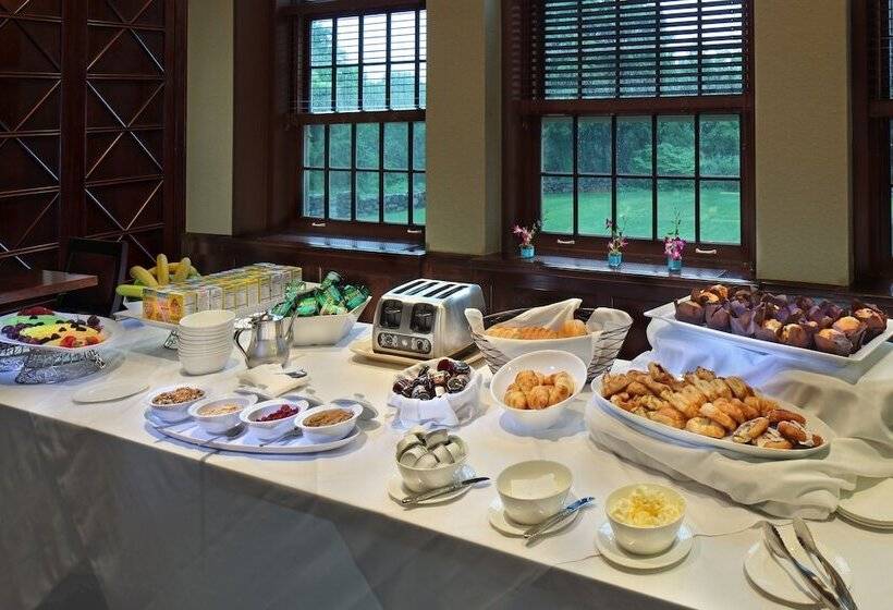 فندق Andover Inn