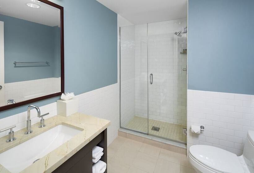 فندق Andover Inn