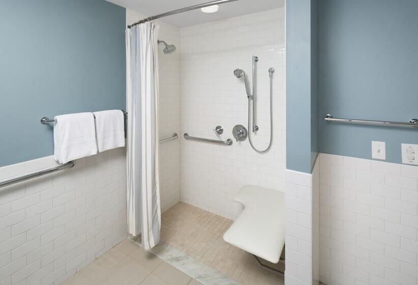 فندق Andover Inn