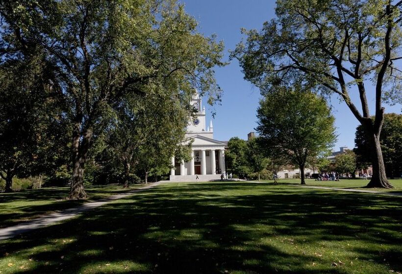 فندق Andover Inn