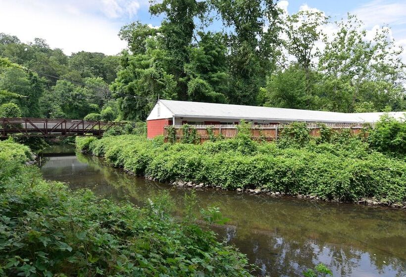 Ardsley Acres Hotel Court