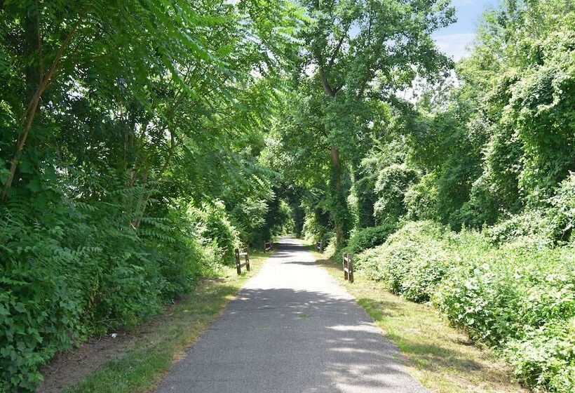 Ardsley Acres Hotel Court