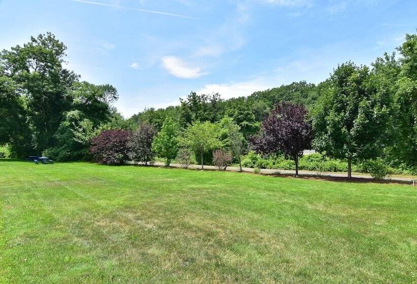 Ardsley Acres Hotel Court