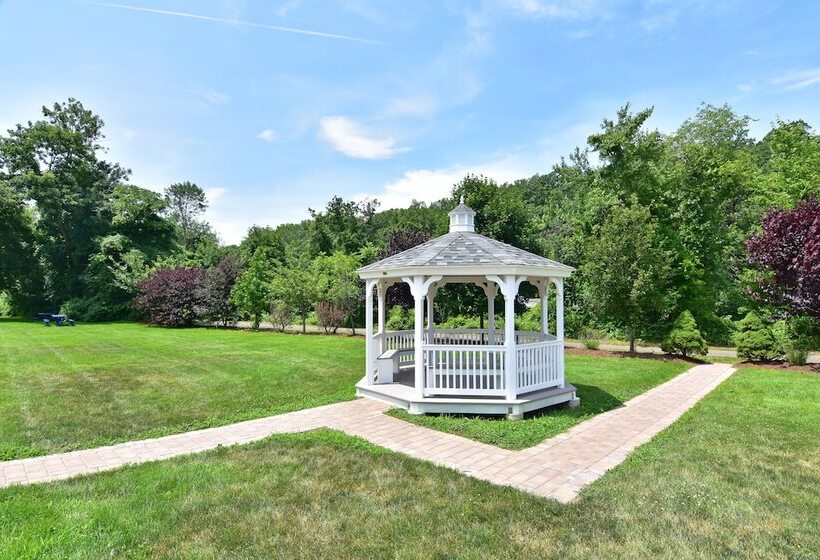 Ardsley Acres Hotel Court