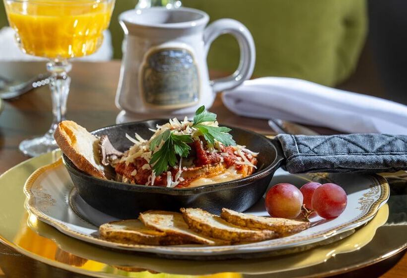 هتل Arsenic And Old Lace Bed & Breakfast Inn