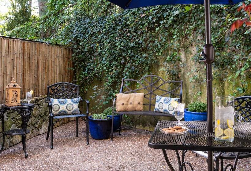 هتل Arsenic And Old Lace Bed & Breakfast Inn