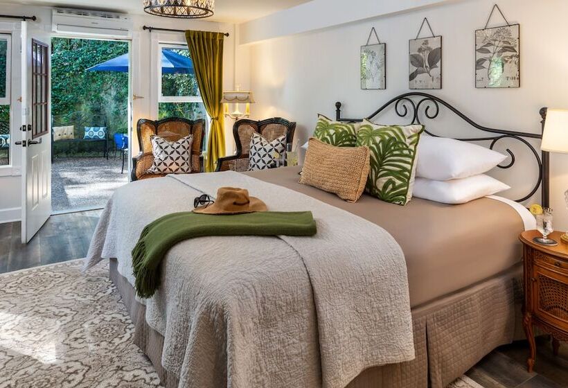 هتل Arsenic And Old Lace Bed & Breakfast Inn