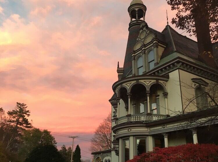 هتل Batcheller Mansion Inn