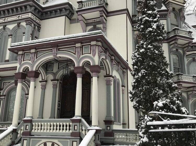 هتل Batcheller Mansion Inn