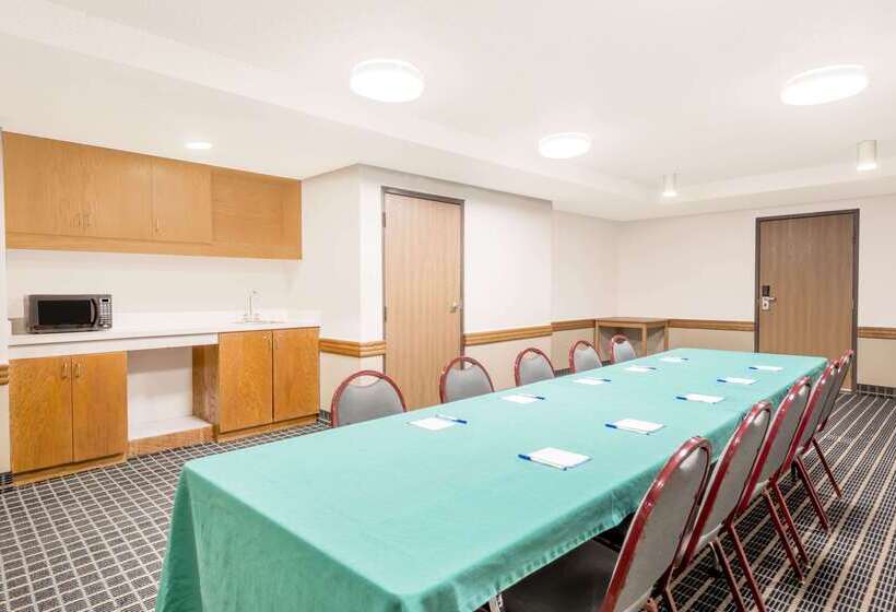 בית מלון כפרי Baymont By Wyndham Marshalltown